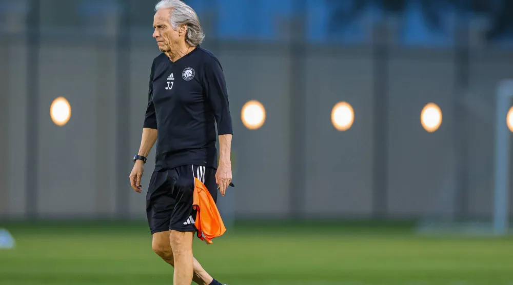 خيسوس لدى قيادته تدريبات النصر (موقع النادي)