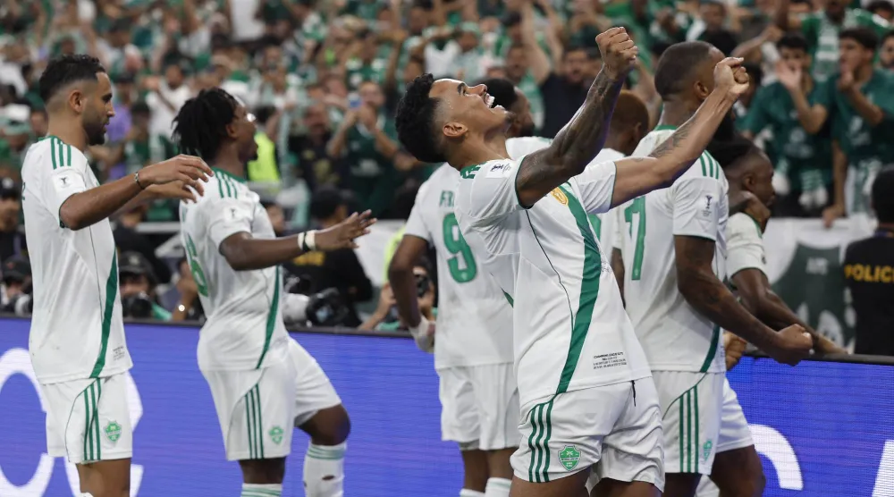 لاعبو الأهلي يحتفلون باللقب الآسيوي (رويترز)