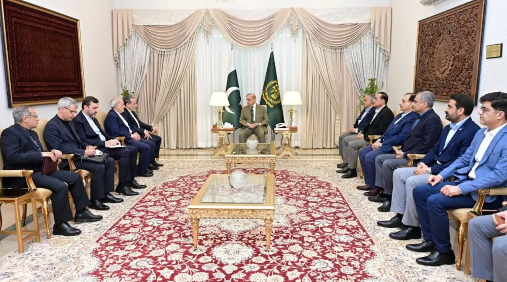 رئيس الوزراء الباكستاني شهباز شريف يلتقي وزير الخارجية الإيراني عباس عراقجي في إسلام آباد أمس (رويترز)