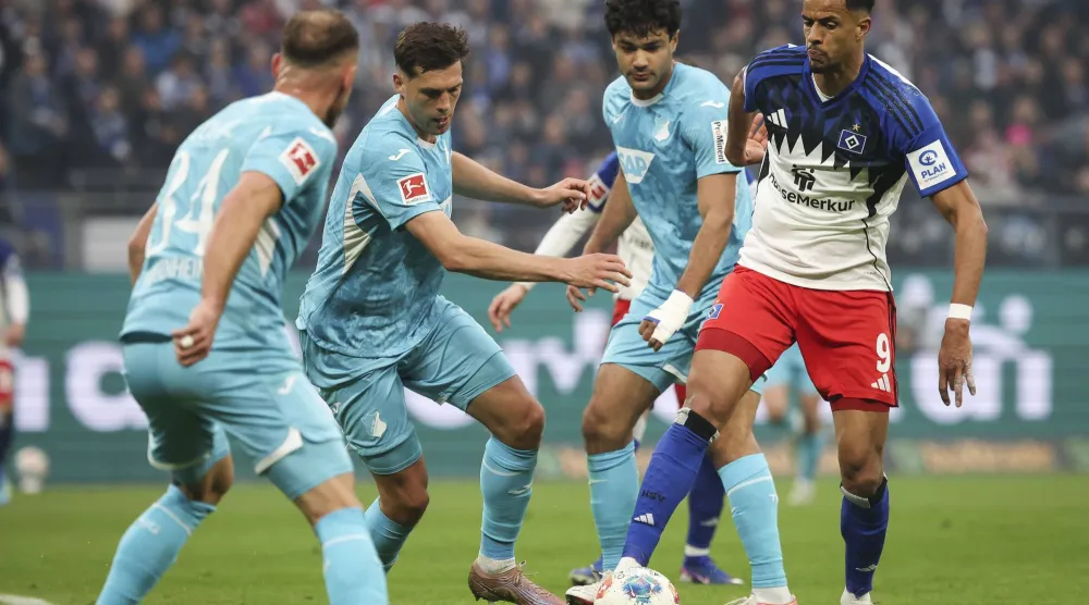 لاعب هامبورغ روبرت غلاتزل يسيطر على الكرة أمام هوفنهايم على ملعب «فولكسبارك» (د.ب.أ)