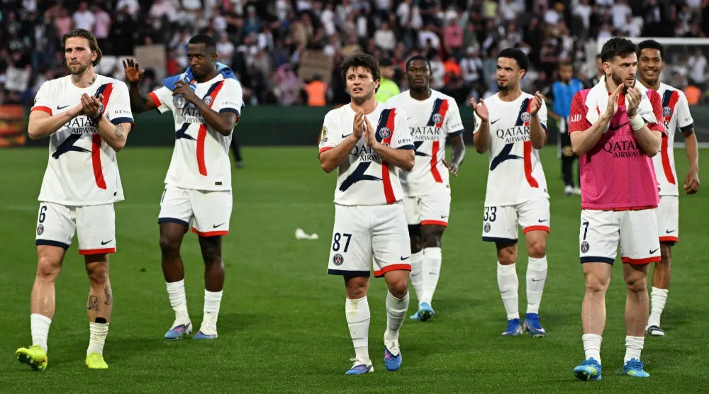 احتفال لاعبي باريس سان جيرمان عقب الفوز على أنجيه (أ.ف.ب)