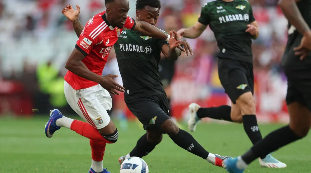 مهاجم بنفيكا البلجيكي دودو لوكيباكيو يصارع على الكرة مع لاعب وسط موريرينسي الإنجليزي نايل جون (أ.ف.ب)