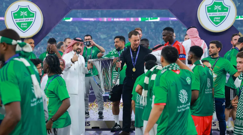 يايسله محتفلاً بالكأس على منصة التتويج (تصوير: محمد المانع)