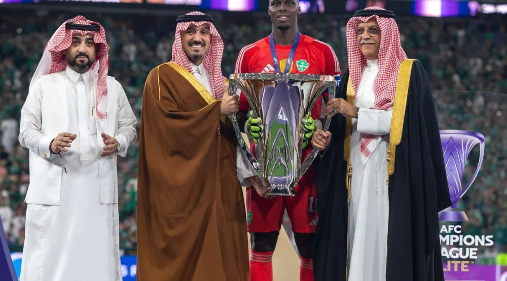 آل خليفة والفيصل يسلّمان كأس البطولة لقائد الأهلي السعودي إدوارد ميندي عقب التتويج باللقب (الاتحاد الآسيوي لكرة القدم)