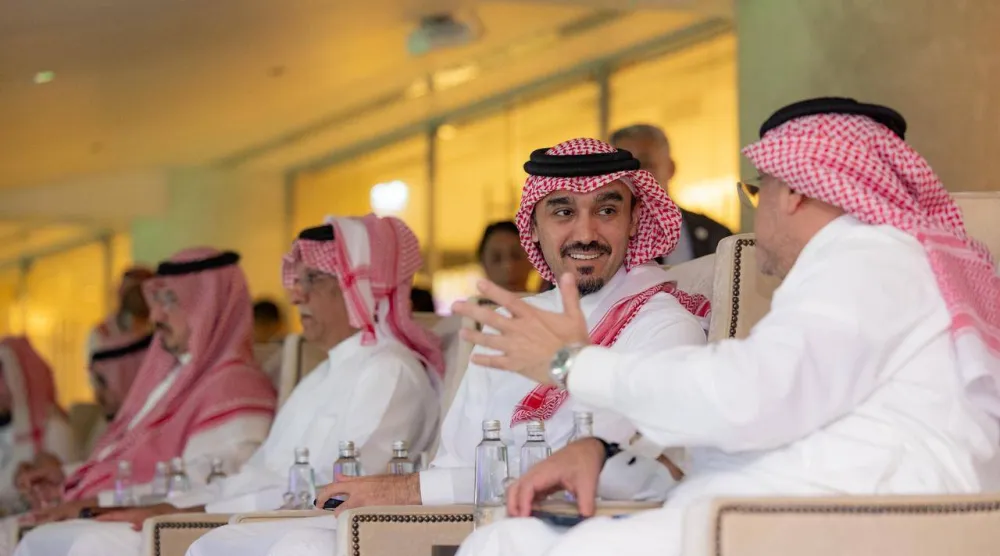 الأمير عبد العزيز الفيصل لدى حضوره النهائي الآسيوي في جدة (وزارة الرياضة)