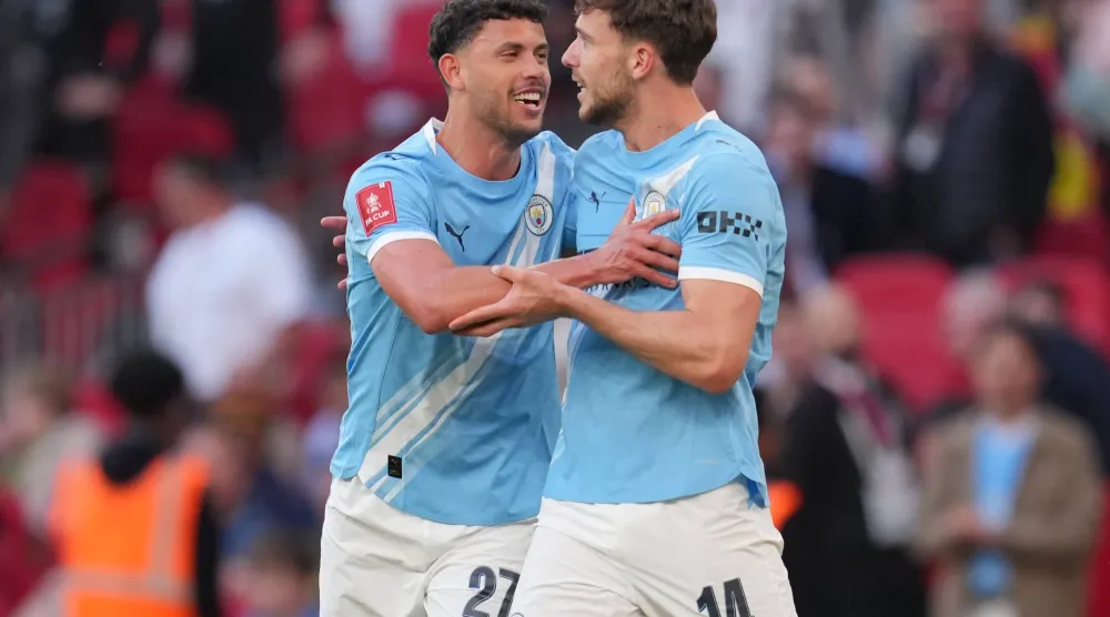 لاعب مانشستر سيتي ماتيوس نونيس يعانق زميله نيكو غونزاليس بعد تسجيله هدفاً (أ.ب)