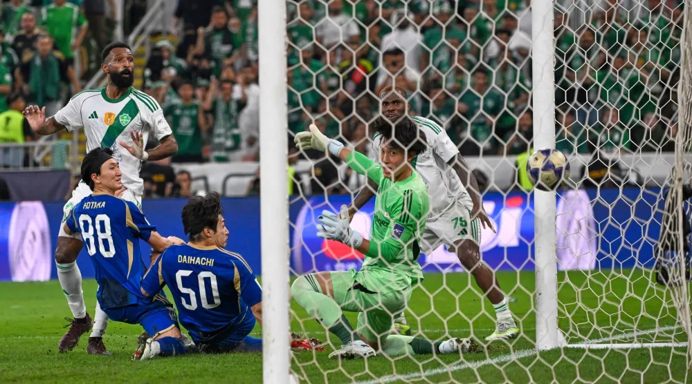 لحظة تسجيل هدف الفوز الأهلاوي في النهائي الآسيوي (أ.ب)