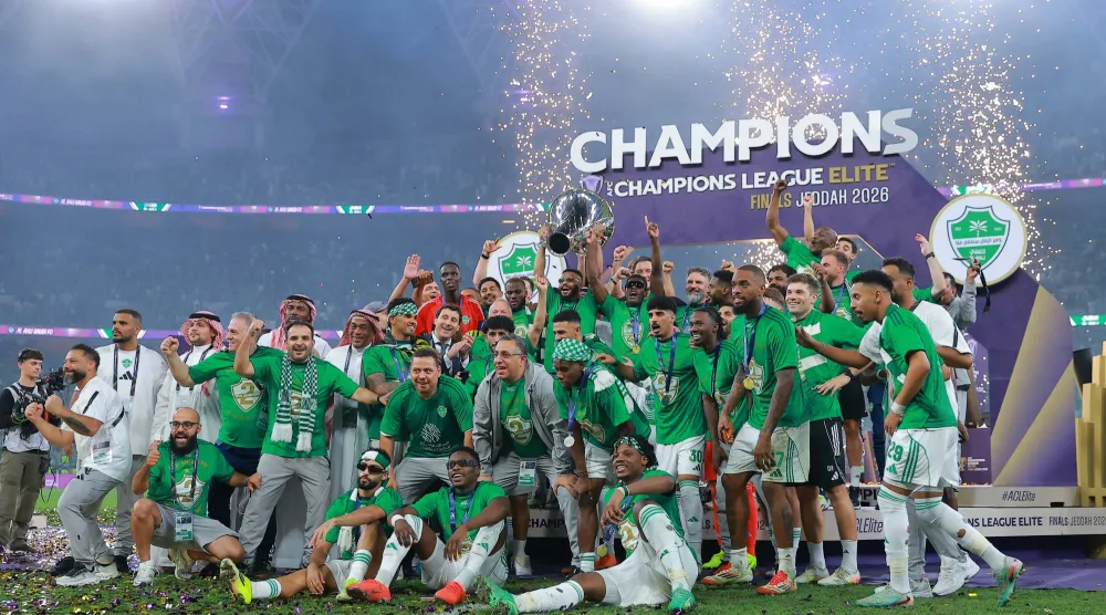 لاعبو الأهلي لحظة تتويجهم باللقب الآسيوي (تصوير: محمد المانع)