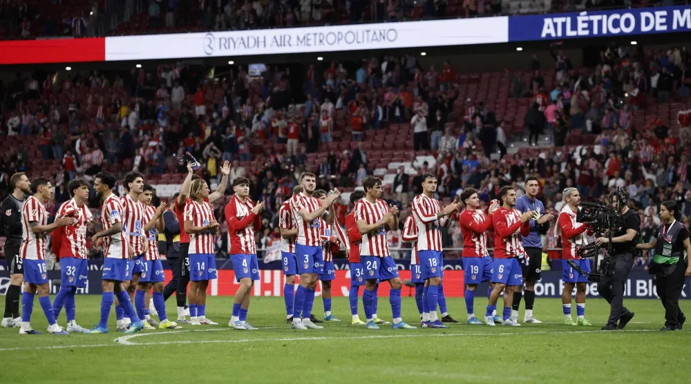 لاعبو أتلتيكو مدريد يحيّون الجماهير عقب نهاية مباراتهم أمام أتلتيك بلباو (أ.ف.ب)