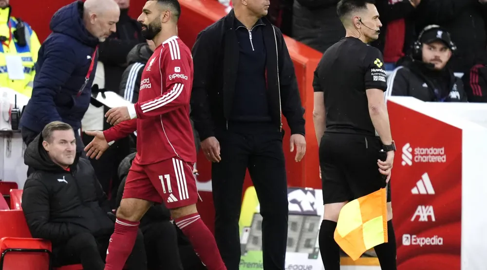 خروج محمد صلاح، لاعب ليفربول، مستبدلاً خلال مباراة الدوري الإنجليزي الممتاز أمام فولهام على ملعب «أنفيلد» (د.ب.أ)