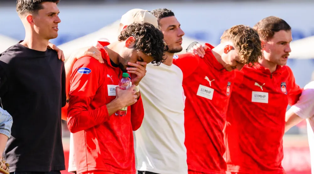 لاعب هايدنهايم إيرين دينكجي يبكي عقب نهاية المباراة أمام سانت باولي (أ.ب)