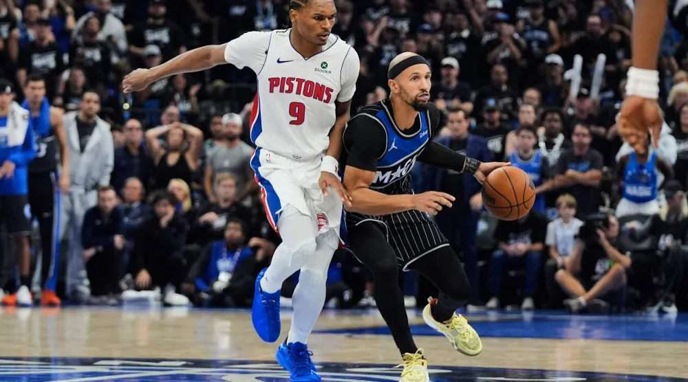 لاعب أورلاندو ماجيك جايلن ساغز ينطلق بالكرة متجاوزاً لاعب ديترويت بيستونز أوسار طومسون (أ.ب)