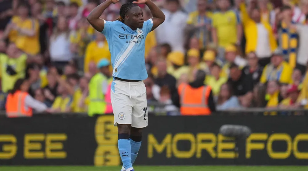 لاعب مانشستر سيتي جيريمي دوكو يحتفل بعد تسجيله هدفاً أمام ساوثهامبتون (أ.ب)