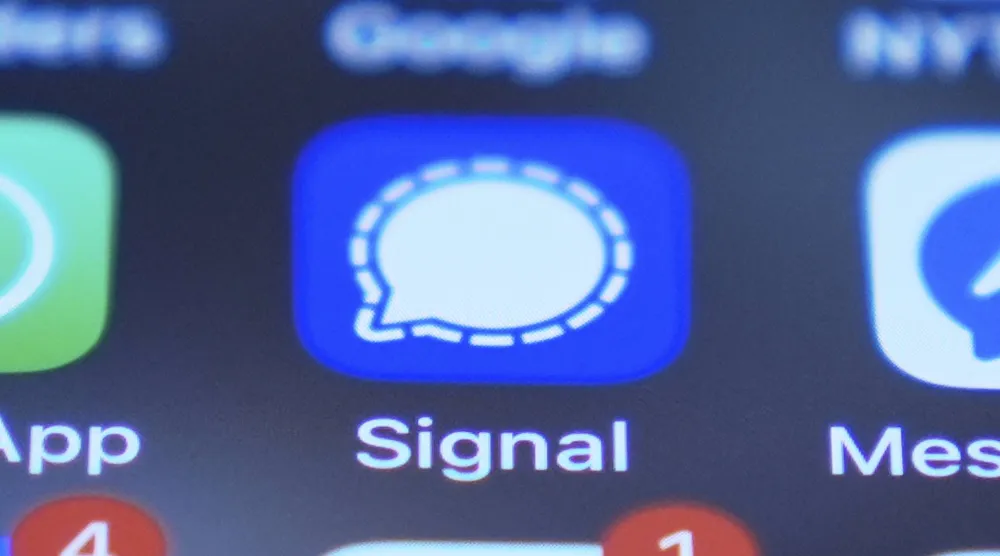 تعتمد الهجمات على بعث رسائل إلى المستخدمين تدعي أنها من خدمة تطبيق «سيغنال» (أ.ب)