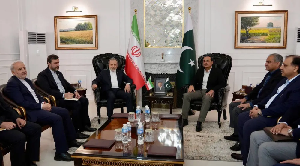 رئيس الأركان الباكستاني عاصم منير يلتقي وزير الخارجية الإيراني، عباس عراقجي ، والوفد المرافق له في إسلام آباد أمس (إ.ب.أ)