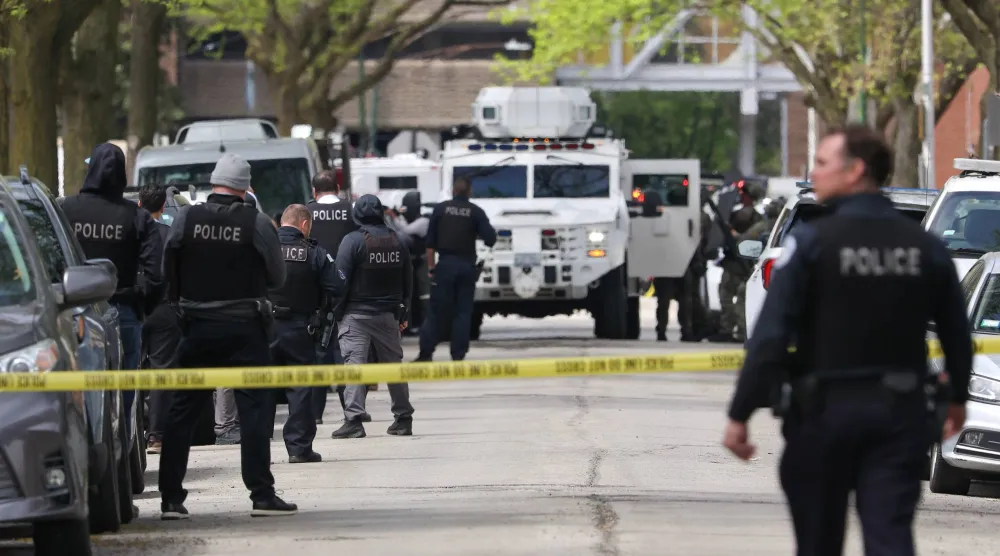 رجال شرطة في موقع إطلاق النار (ا.ب)