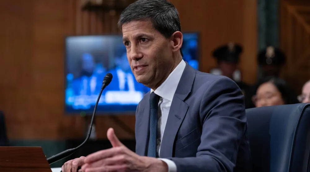 وارش يدلي بشهادته خلال جلسة استماع ترشيحه لعضوية ورئاسة «الاحتياطي الفيدرالي» أمام لجنة الشؤون المصرفية في مجلس الشيوخ (أ.ب)