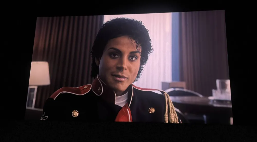 من عرض الفيلم في السينما السعودية حيث يؤدي جعفر جاكسون دور عمه مايكل (تصوير: إيمان الخطاف)