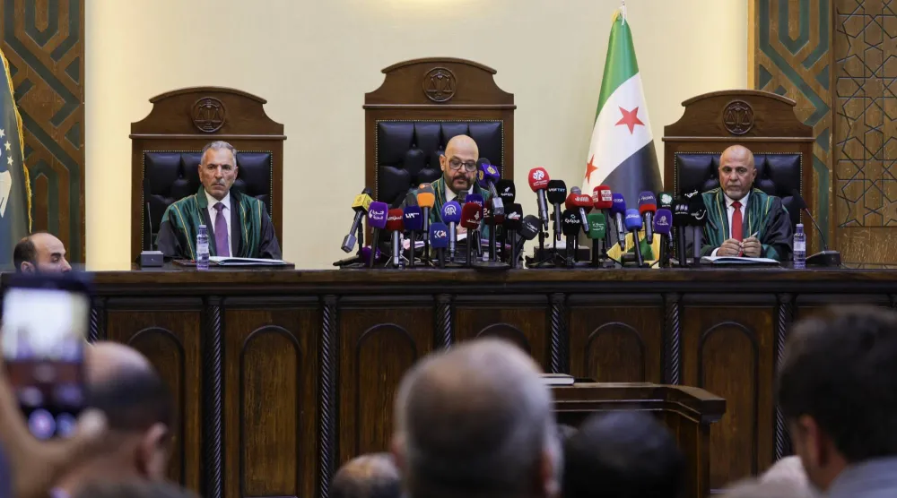 قضاة خلال جلسة محاكمة المسؤول الأمني السوري السابق عاطف نجيب في قصر العدالة بدمشق (رويترز)