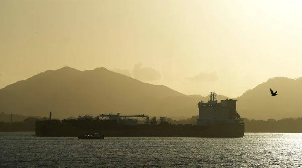 ناقلة نفط تبحر باتجاه المحيط الهادئ بالقرب من قناة بنما يوم 12 مارس 2026 (رويترز)