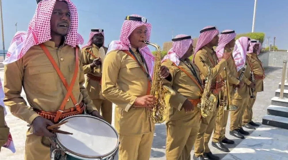 فرقة الموسيقى العسكرية بالزي التراثي لجيش البادية الحضرمي (إعلام حكومي)