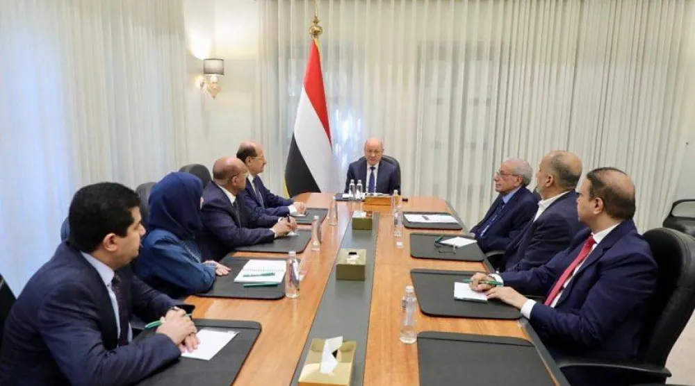 رئيس مجلس القيادة الرئاسي اليمني يشدد على تعظيم الموارد الحكومية (سبأ)