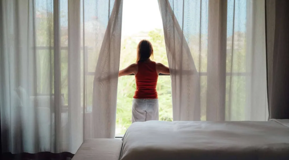 الحرص على التعرض لضوء الشمس منذ الصباح يعزز النشاط (مجلة ريل سمبل)