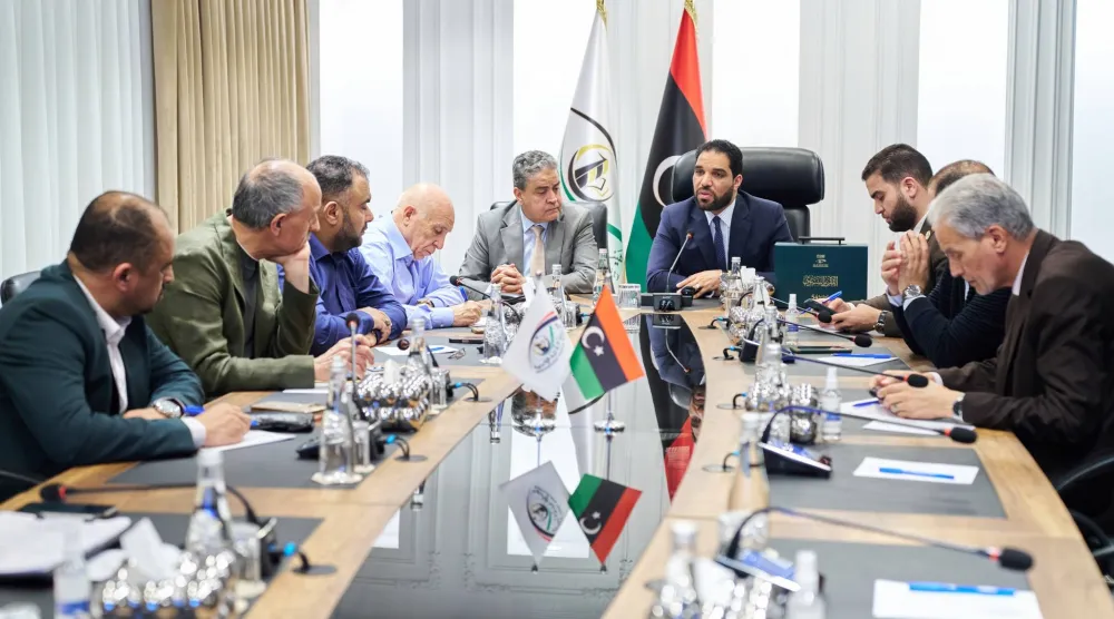 رئيس هيئة الرقابة الإدارية الليبي عبد الله قادربوه في لقاء مع برلمانيين في طرابلس يوم 13 أبريل 2026 (الصفحة الرسمية للهيئة)