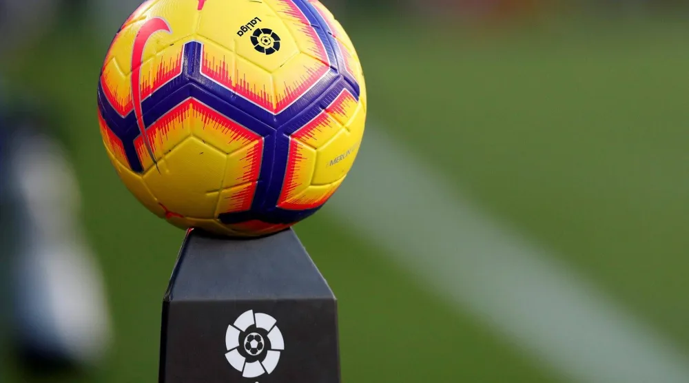 اختار ريال مدريد التصعيد قانونياً في مواجهة «لاليغا» (رويترز)