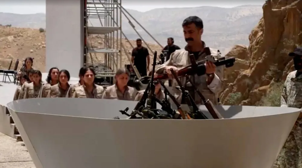 عناصر من حزب «العمال الكردستاني» خلال مراسم رمزية لإحراق الأسلحة في شمال العراق في 11 يوليو 2025 (أ.ف.ب)