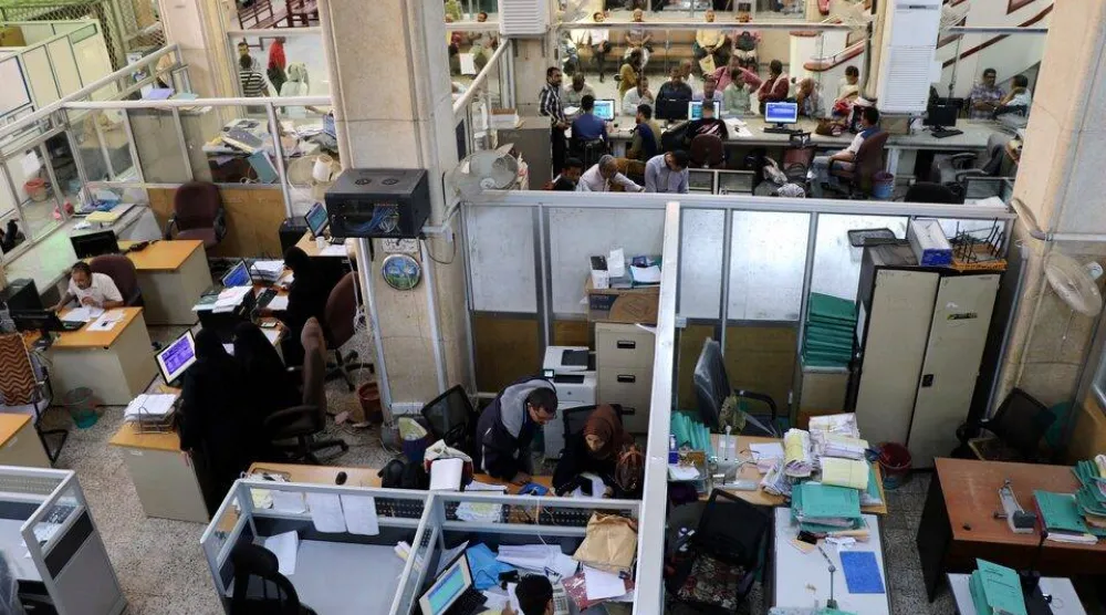 القاعة الرئيسية لإجراء المعاملات بالبنك المركزي اليمني في عدن (رويترز)