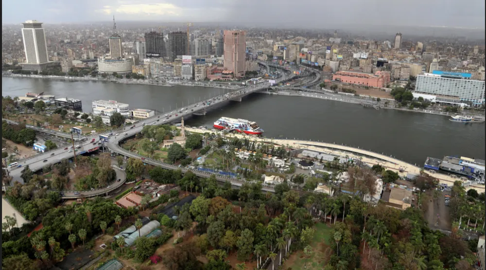 منظر عام للمباني والأهرامات الكبرى في القاهرة (رويترز)