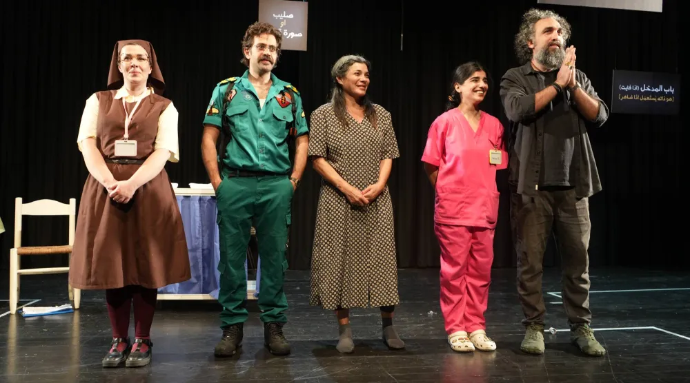 ضحكٌ يمرّ مثل هواء بين جدارين (مسرح المونو)