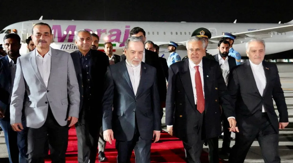 وزير الخارجية الإيراني عباس عراقجي لدى وصوله إلى إسلام آباد يوم 24 أبريل 2026 (رويترز)