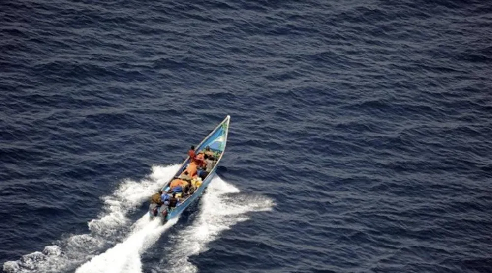 زورق يحمل مجموعة من المسلحين قبالة سواحل الصومال (رويترز)