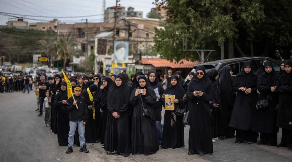 مناصرون لـ«حزب الله» يشاركون في تشييع 4 مقاتلين من الحزب قتلوا في مواجهات مع الجيش الإسرائيلي في جنوب لبنان (رويترز)