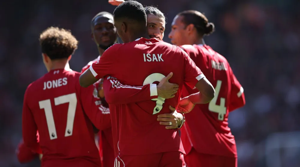 يثق فان دايك بأن زميله إيزاك سيترك بصمة أكبر في الموسم المقبل (إ.ب.أ)