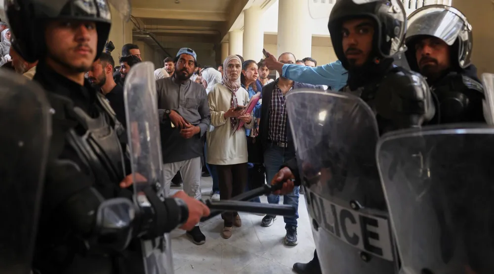 إغلاق شرطة مكافحة الشغب لقاعة المحكمة الجنائية في دمشق أمام الجمهور خلال الجلسة الأولى لمحاكمة عاطف نجيب الرئيس السابق لفرع الأمن السياسي في درعا (أ.ب)