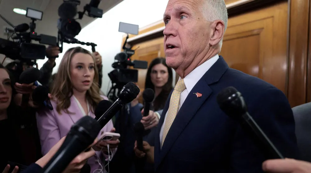 تيليس يتحدث إلى وسائل الإعلام في يوم جلسة استماع لجنة الخدمات المصرفية لتثبيت وارش (رويترز)