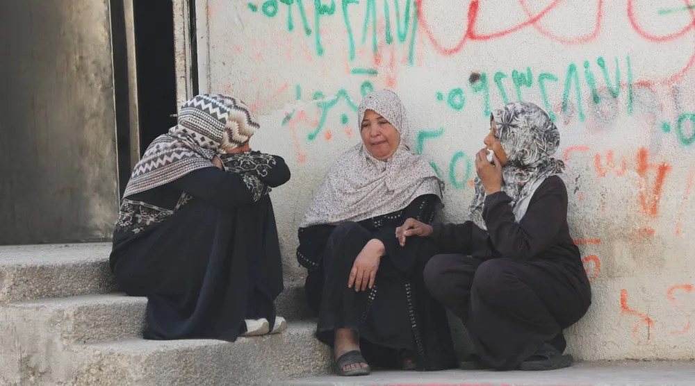 فلسطينيون بغزة يبكون على جثامين مدنيين سقطوا في غارة إسرائيلية شمال القطاع يوم الأحد (د.ب.أ)