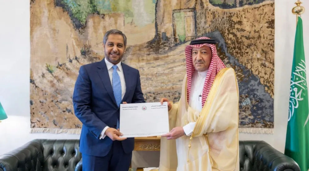 المهندس وليد الخريجي خلال استقباله في مقر الوزارة بالرياض عميد السلك الدبلوماسي سفير جيبوتي لدى السعودية ضياء الدين بامخرمة (واس)