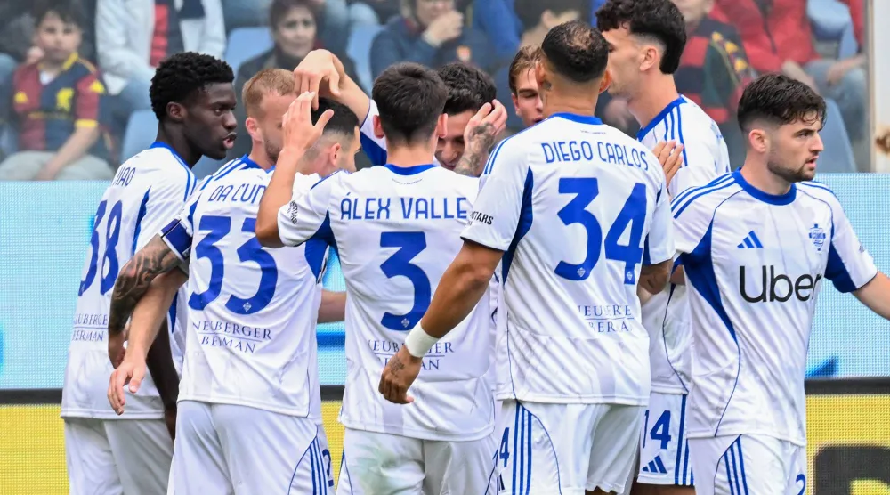 فرحة لاعبي كومو بالفوز على جنوا (د.ب.أ)