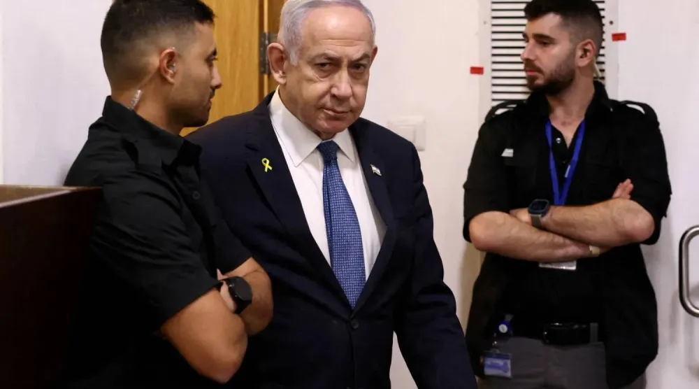 نتنياهو في المحكمة للإدلاء بإفادته بخصوص تُهم فساد يواجهها (رويترز)