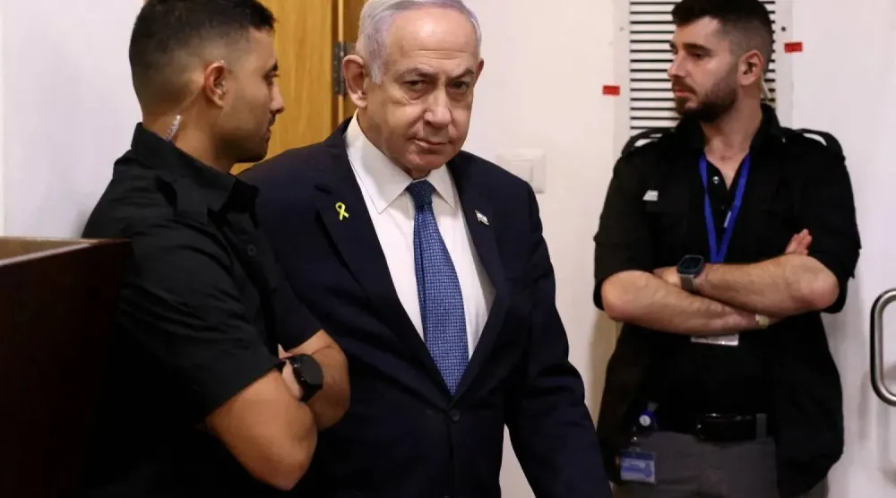 Netanyahu, yolsuzluk suçlamalarıyla ilgili ifade vermek üzere mahkemede (Arşiv-Reuters)