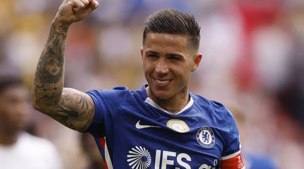 الأرجنتيني إنزو فرنانديز يحتفل بهدف الفوز على ليدز (رويترز)