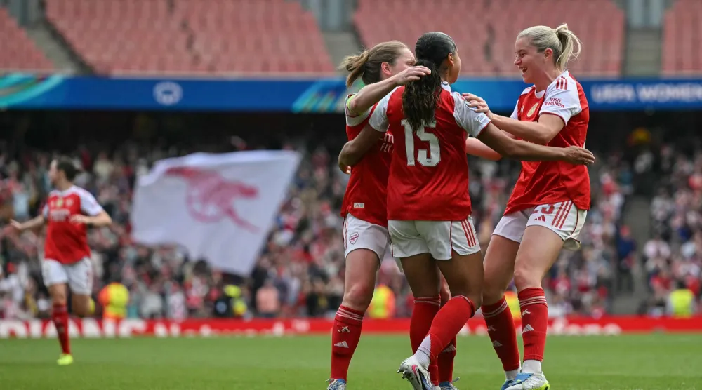 فرحة لاعبات آرسنال بالفوز التاريخي على ليون (أ.ف.ب)