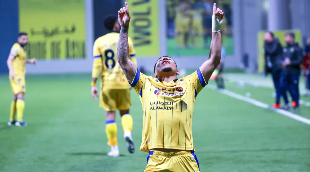 مارتينيز يحتفل بأحد أهدافه مع التعاون (تصوير: سعد الدوسري)