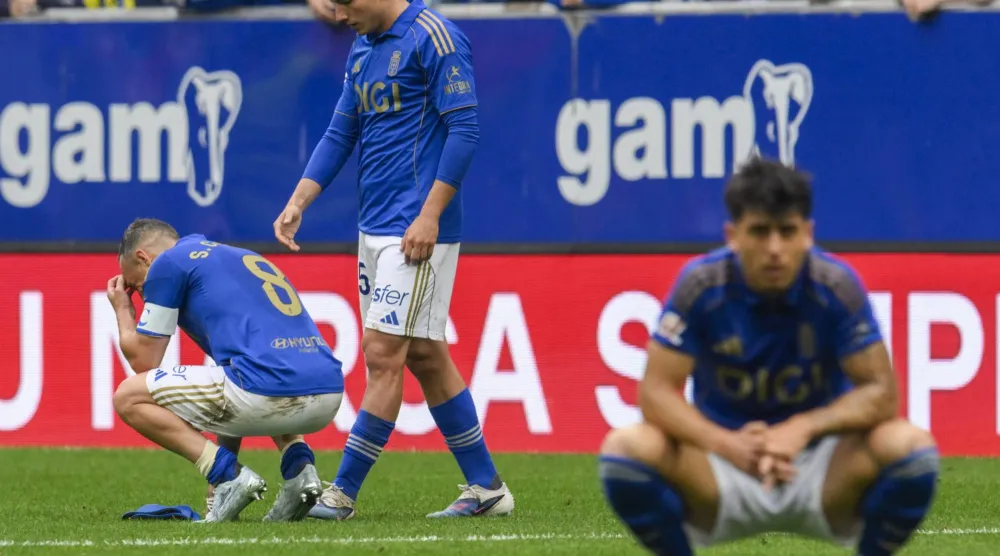 حسرة لاعبي أوفييدو بعد السقوط أمام إلتشي (إ.ب.أ)