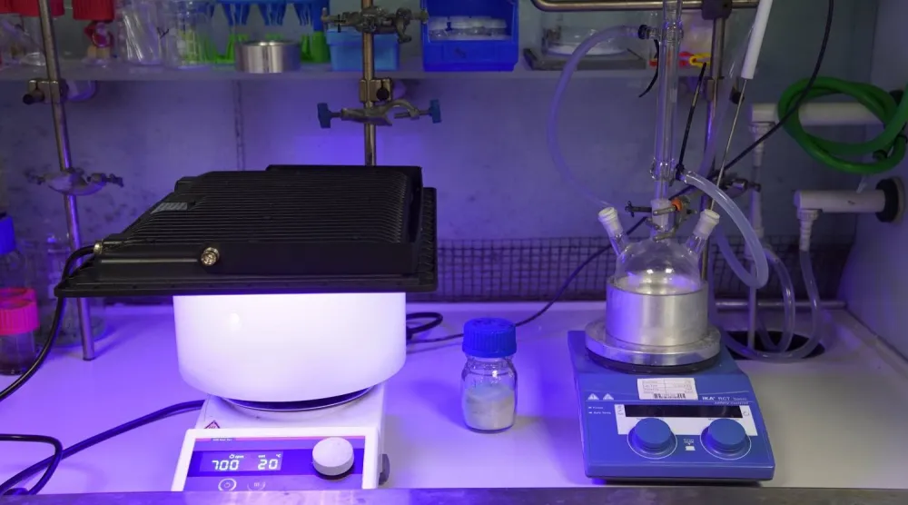 المفاعل الجديد قادر على إعادة تدوير أنواع مختلفة من النفايات البلاستيكية وتحويلها إلى وقود نظيف ومواد كيميائية قيمة (جامعة كمبريدج)