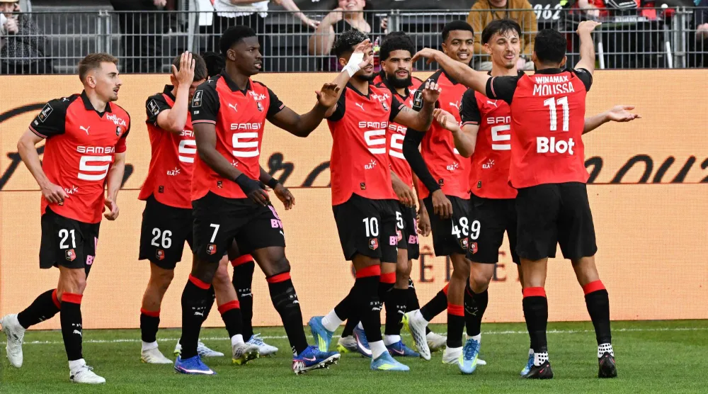 فرحة لاعبي رين بالفوز على نانت (أ.ف.ب)